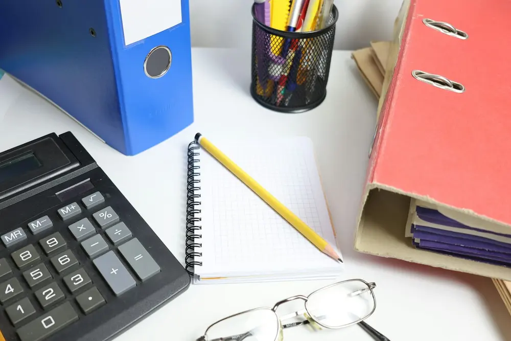 Ordners, schrift en rekenmachine voor de btw-administratie