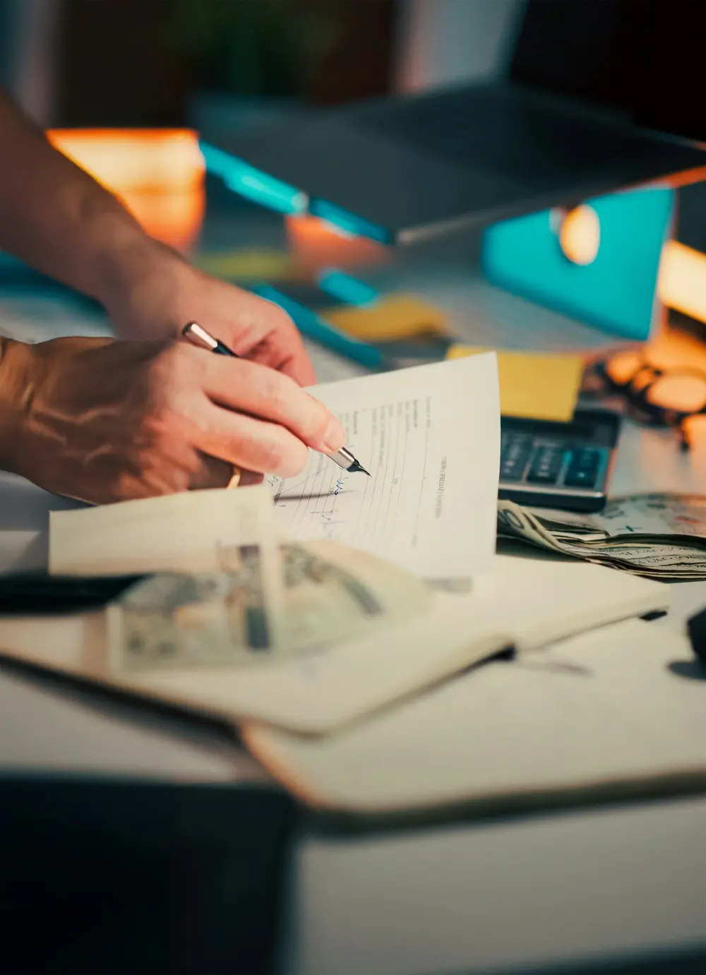 Ondernemer ondertekent een zakelijk document