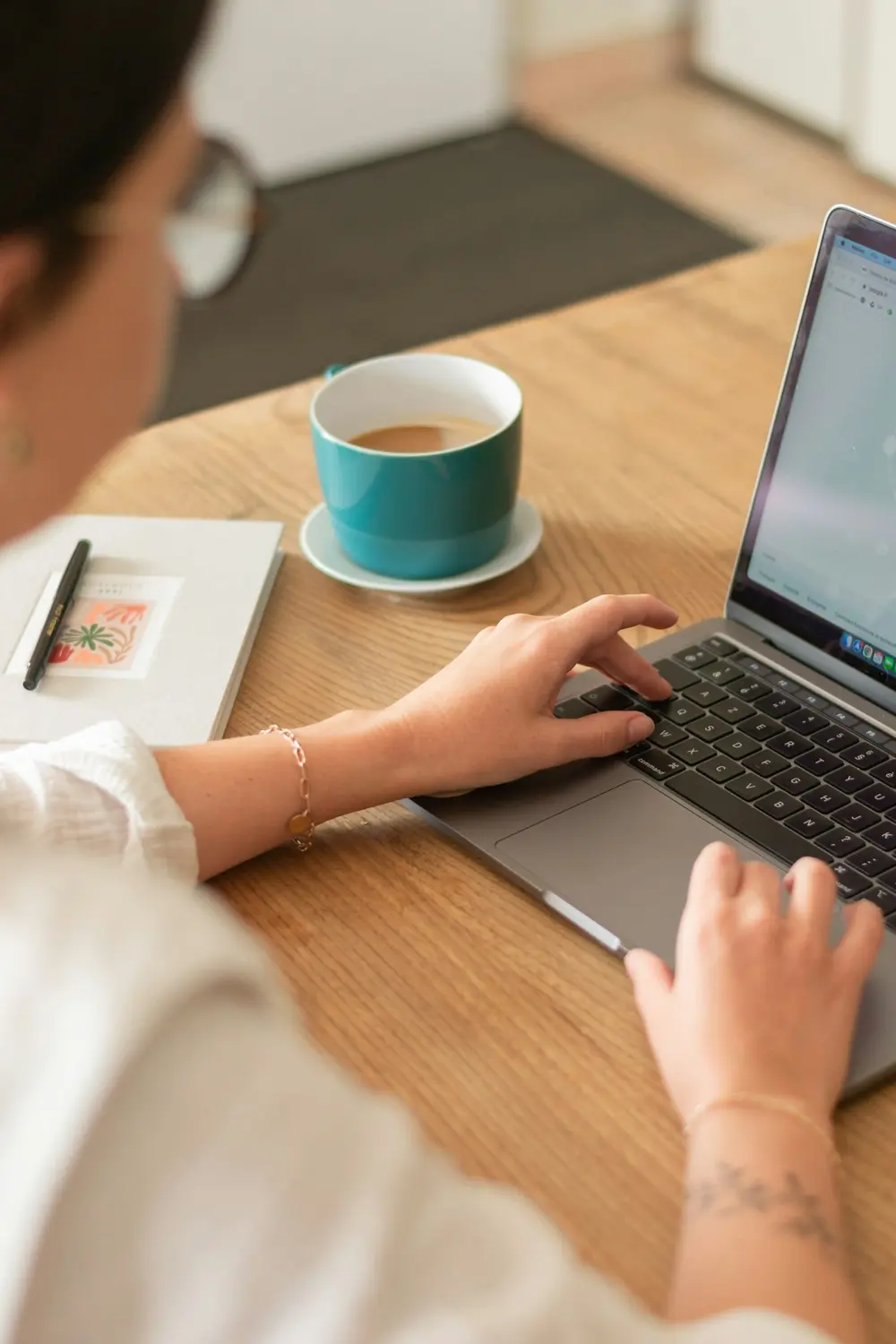 Handen typen een factuur op een laptop
