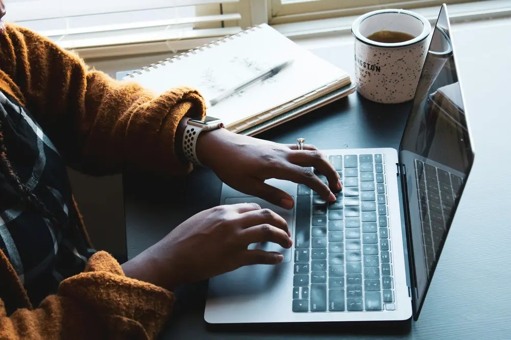 Ondernemer werkt aan een bureau op een laptop