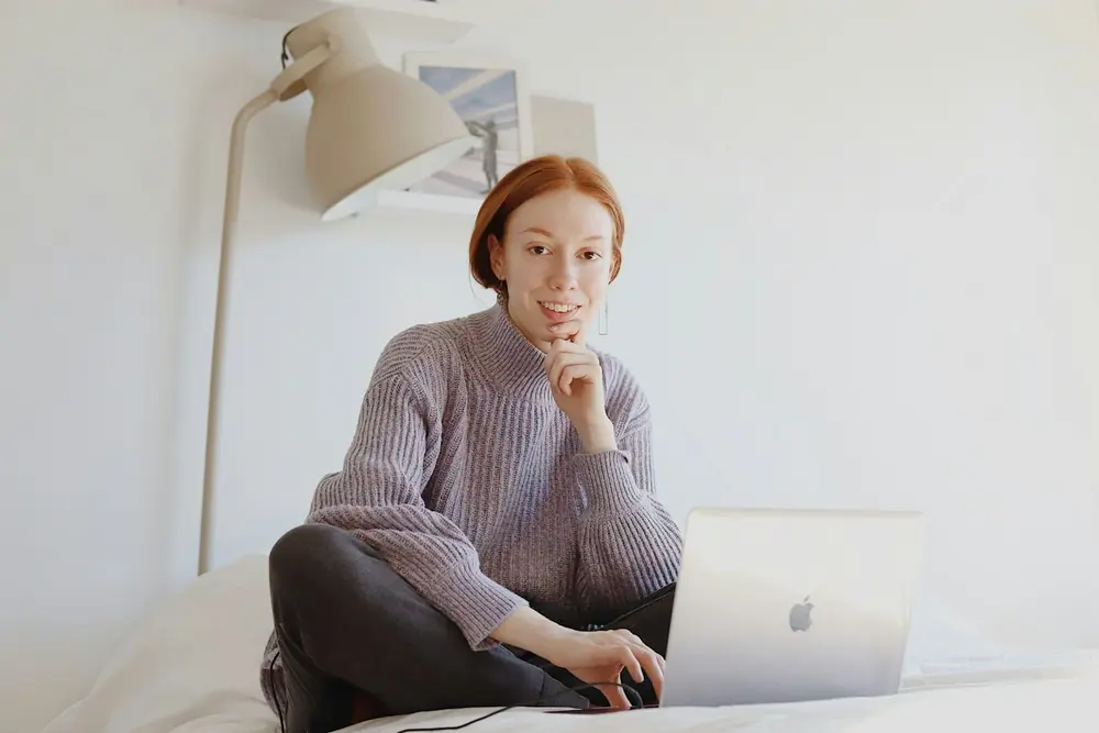 Zzp'er werkt thuis op haar laptop